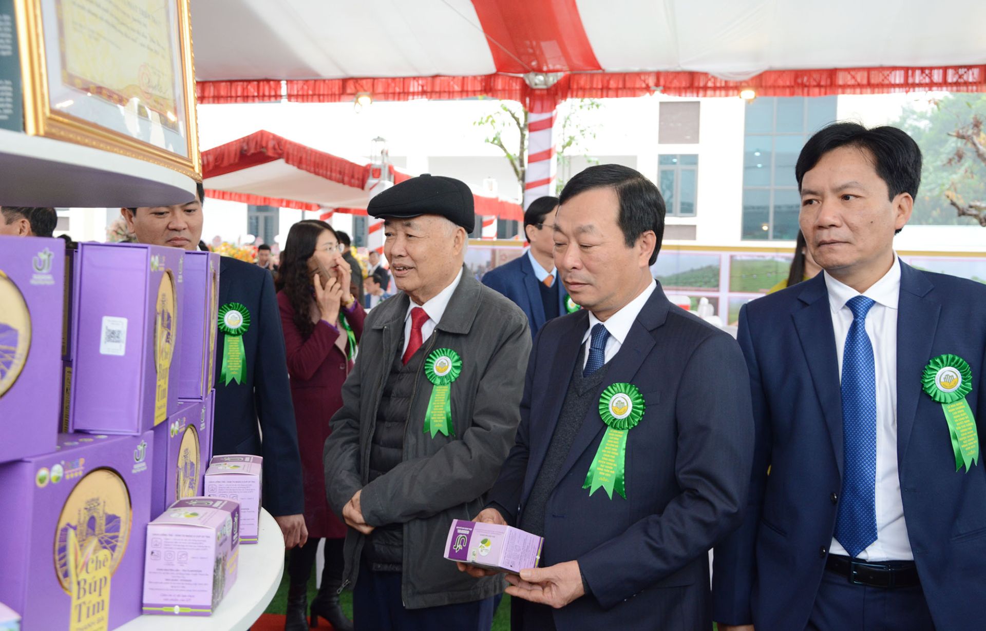 Các đại biểu tham quan các sản phẩm OCOP của huyện Thanh Ba