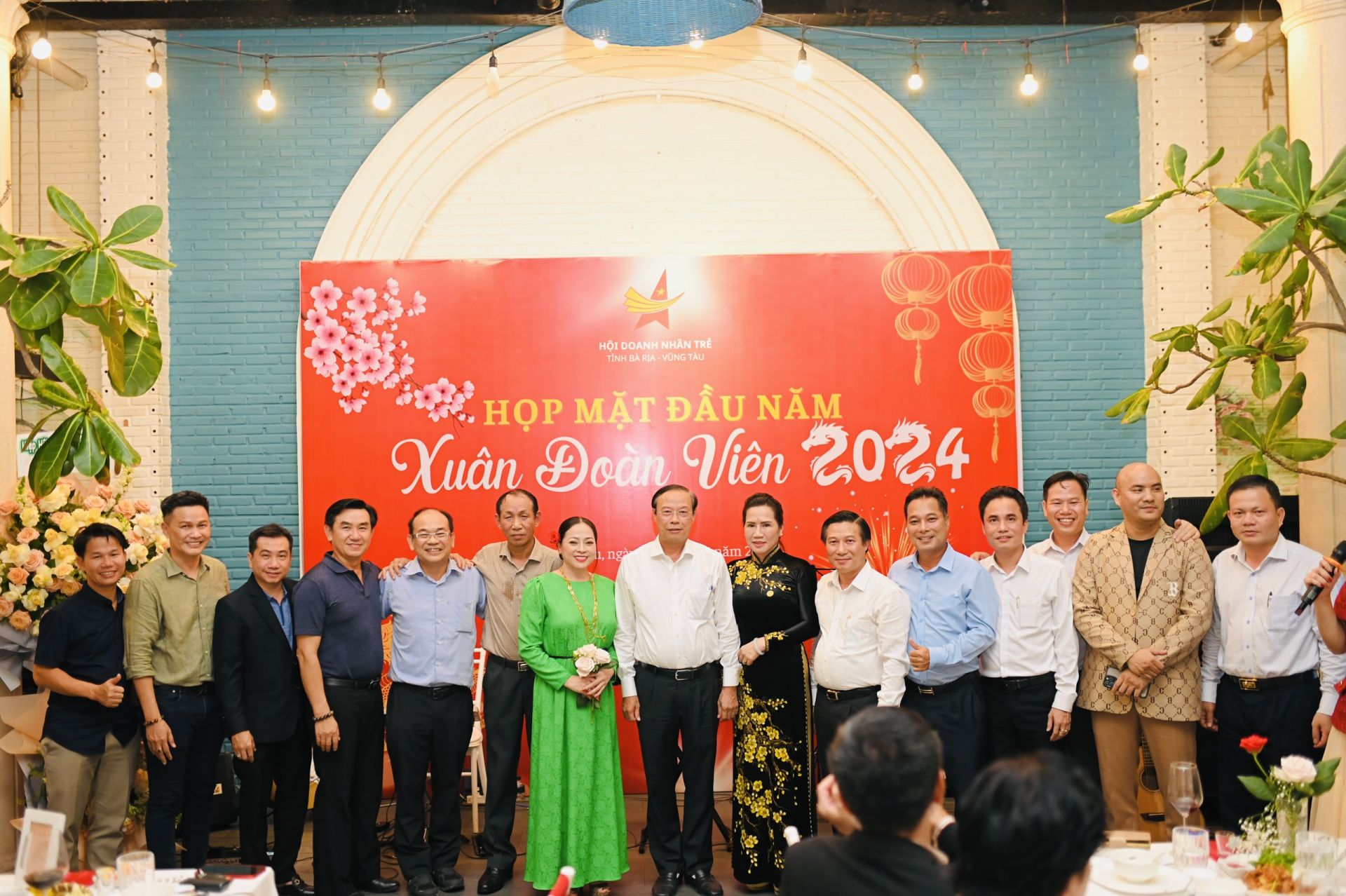 Chairman of Ba Ria - Vung Tau province, Nguyen Van Tho and Mrs. Nguyen Thi Thanh, Chairman of Vietnam Business Club and delegates from departments and branches