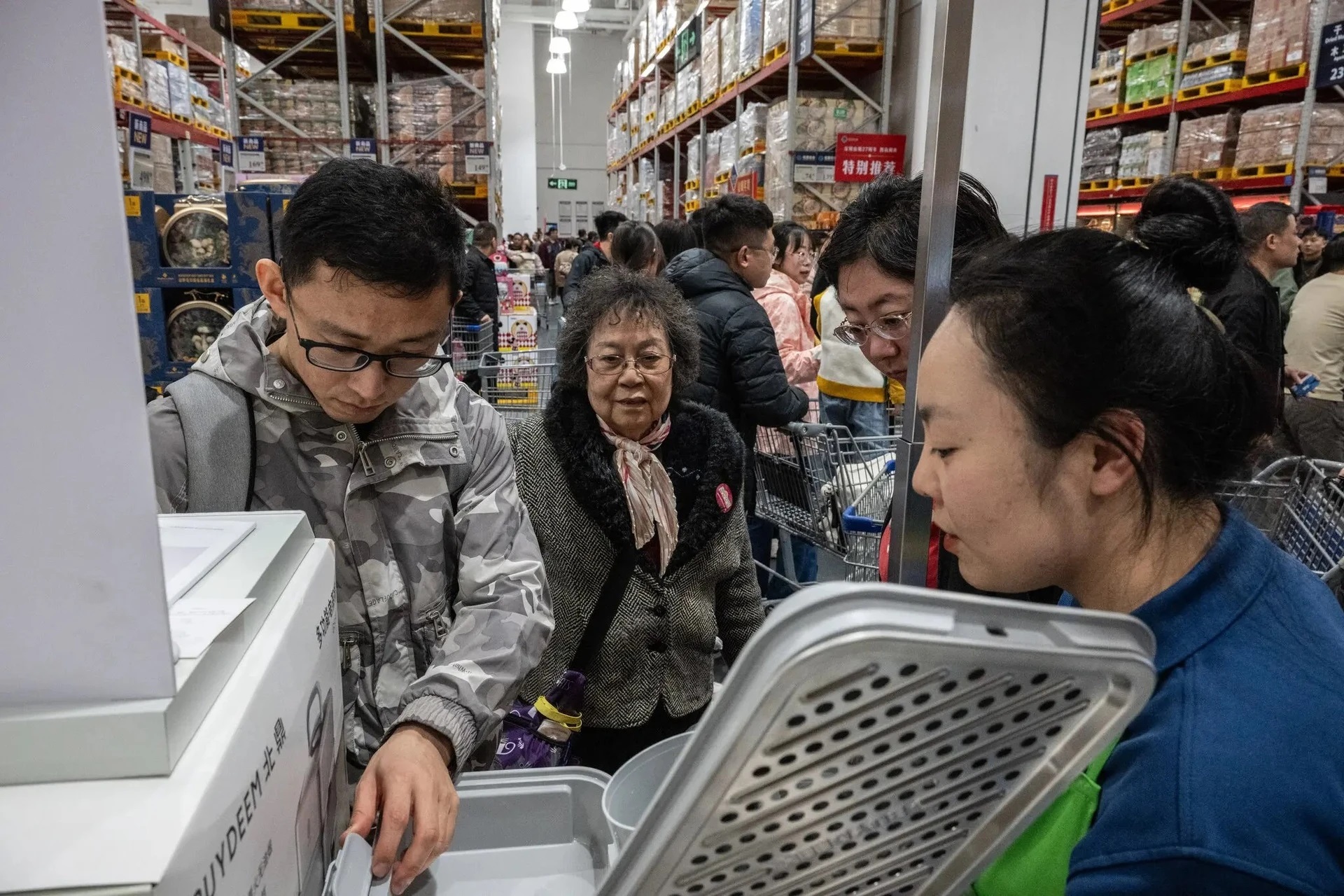 Tới Thâm Quyến, người Hong Kong có cơ hội mua được nhiều mặt hàng với giá mềm hơn so với ở nhà. Ảnh: The New York Times.