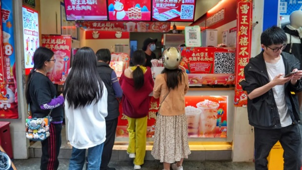 Người trẻ đến từ Hong Kong mua đồ uống tại một cửa hàng trà sữa Mixue ở Thâm Quyến, tỉnh Quảng Đông, Trung Quốc. (Ảnh: CNN)