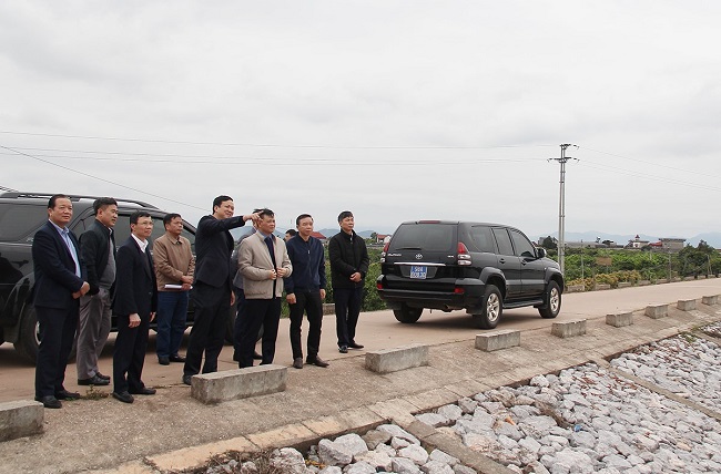 Đồng chí Lê Ô Pích, Phó Chủ tịch UBND tỉnh Bắc GIang cùng các thành viên trong đoàn công tác đã đi kiểm tra hồ Bầu Lầy, xã Trù Hựu.