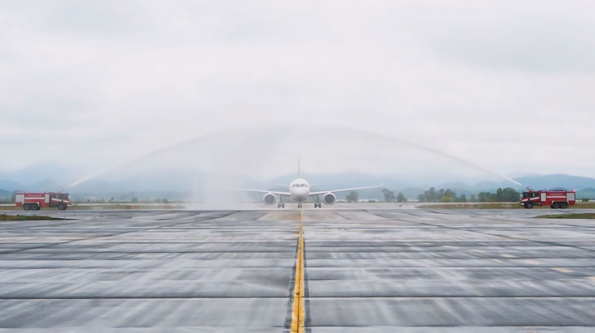 Nghi thức phun vòi rồng chào đón máy bay hạ cánh xuống Cảng Hàng không quốc tế Vân Đồn.