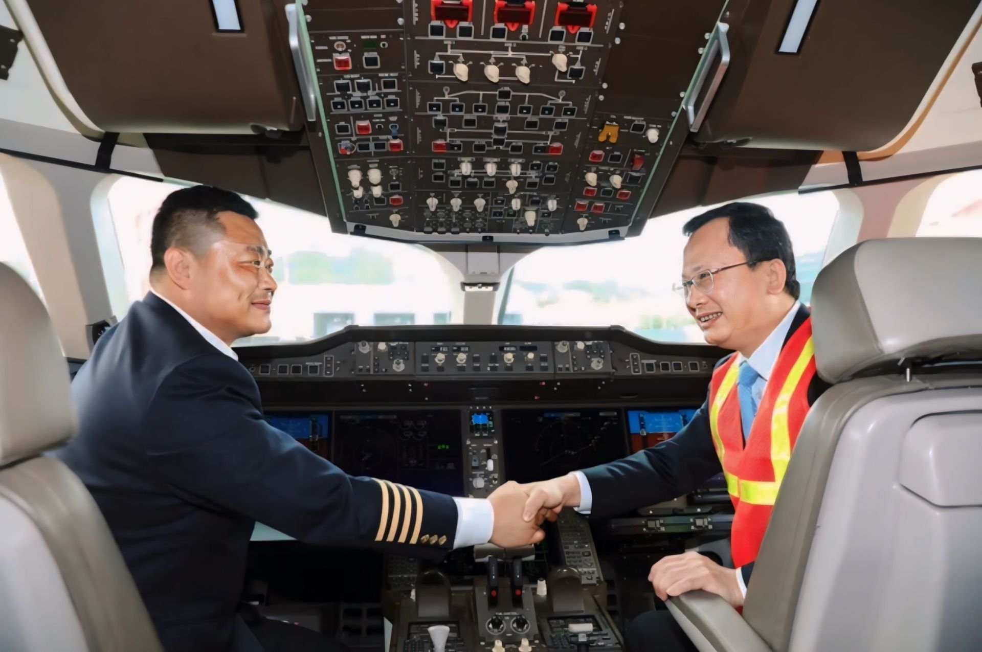 Ông Cao Tường Huy, Chủ tịch UBND tỉnh Quảng Ninh trò chuyện với cơ trưởng máy bay C919