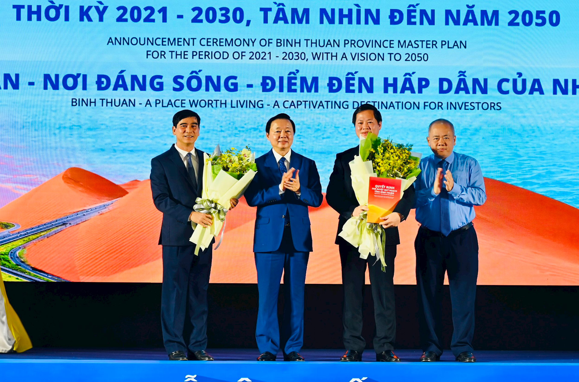 Phó Thủ tướng Trần Hồng Hà trao Quyết định Quy hoạch tỉnh Bình Thuận thời kỳ 2021 - 2030, tầm nhìn đến năm 2050 cho lãnh đạo địa phương