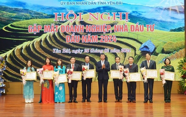 Đồng chí Trần Huy Tuấn - Chủ tịch UBND tỉnh Yên Bái tặng bằng khen cho các doanh nghiệp có thành tích trong nộp ngân sách nhà nước năm 2023
