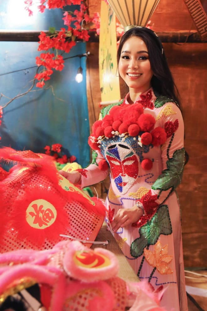 Tara Hà trong chiếc áo dài Tết thuần Việt