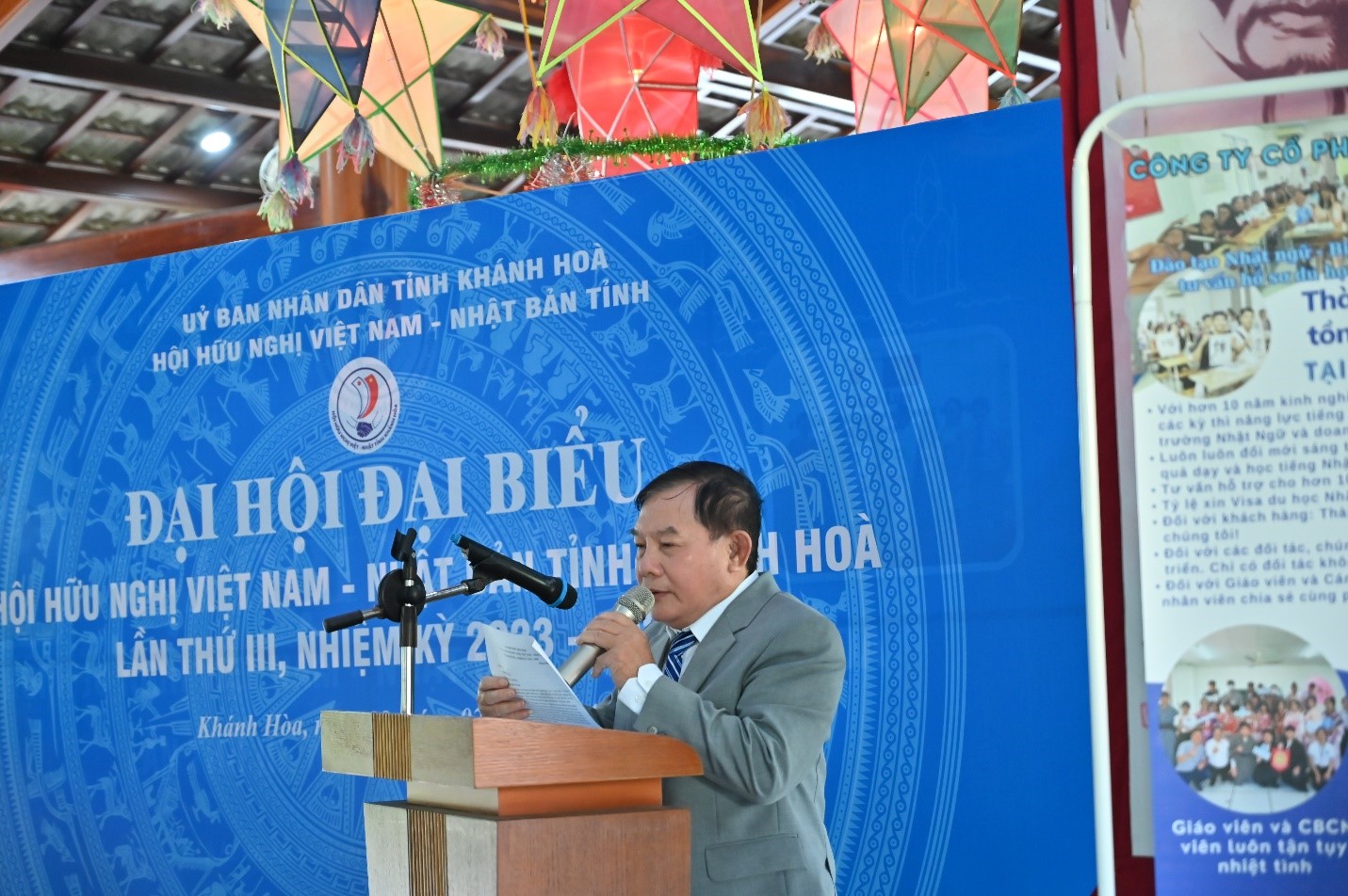 Ông Trần Chiến - Phó Chủ Tịch Hội Hữu Nghị Việt Nam - Nhật Bản Khánh Hòa đọc báo cáo Tổng kết hoạt  động nhiệm kỳ