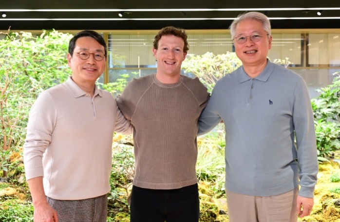 Từ trái sang: Giám đốc điều hành LG Electronics Cho Joo-wan, Giám đốc điều hành kiêm người sáng lập Meta Mark Zuckerberg và giám đốc điều hành LG Corp. Kwon Bong-seok chụp ảnh sau cuộc họp được tổ chức trưa 28/2.