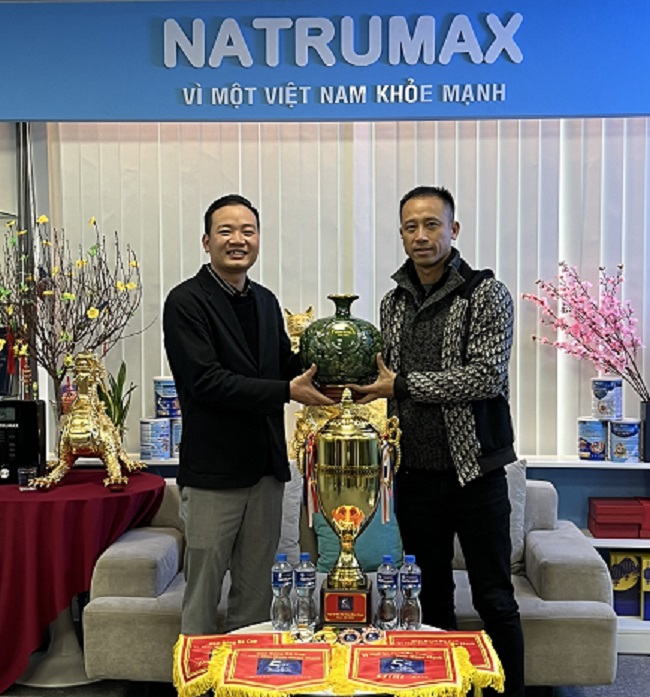Ông Nguyễn Tất Tùng - Chủ tịch HĐQT Natrumax trao tặng bình gốm cho đại diện các đội bóng tham dự Giải bóng đá đá “Vì Một Việt Nam khỏe mạnh” - Lần thứ I năm 2024 .