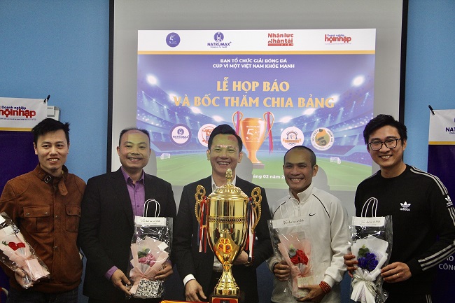 Ông Nguyễn Bá Hà - PCT HĐQT tặng hoa cho các đội tham dự Giải bóng đá “Vì Một Việt Nam khỏe mạnh”- Lần thứ I năm 2024