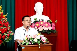 Trưởng Ban Quản lý các KCN Lê Văn Nhiên tiếp thu, giải trình ý kiến của doanh nghiệp. (Ảnh: Trương Hùng)