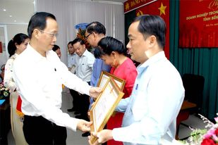 Phó Chủ tịch Thường trực UBND tỉnh Nguyễn Trúc Sơn trao Bằng khen của Chủ tịch UBND tỉnh cho các doanh nghiệp hoàn thành xuất sắc nhiệm vụ sản xuất, kinh doanh năm 2022. (Ảnh: Trương Hùng)