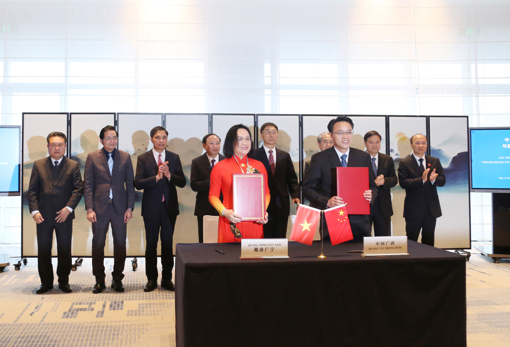Sở Du lịch tỉnh Quảng Ninh (Việt Nam) và Sở Văn hóa và Du lịch Khu tự trị dân tộc Choang Quảng Tây (Trung Quốc) ký thỏa thuận hợp tác.