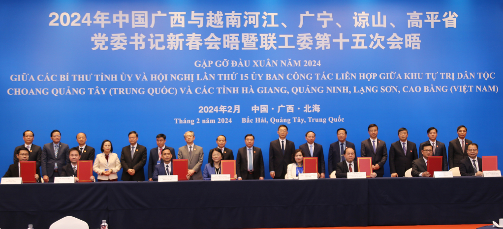 Thành ủy Móng Cái (Quảng Ninh) và Thành ủy Đông Hưng (Quảng Tây) ký kết bản ghi nhớ về thiết lập cơ chế hợp tác toàn diện.