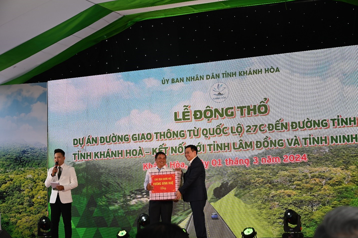 Tại sự kiện, Chủ tịch Quốc hội Vương Định Huệ đã tặng quà chúc mừng cho chủ đầu tư (Ban quản lý dự án đầu tư xây dựng các công trình giao thông tỉnh Khánh Hòa .