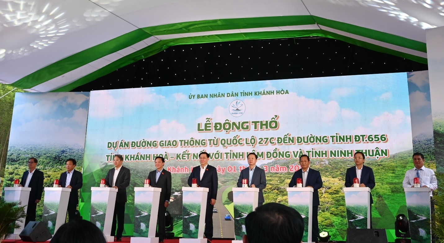Chủ tịch Quốc hội Vương Đình Huệ cùng các đại biểu tham dự sự kiện thực hiện nghi thức động thổ Dự án đường giao thông từ Quốc lộ 27C đến đường tỉnh ĐT.656 - kết nối với tỉnh Lâm Đồng và tỉnh Ninh Thuận