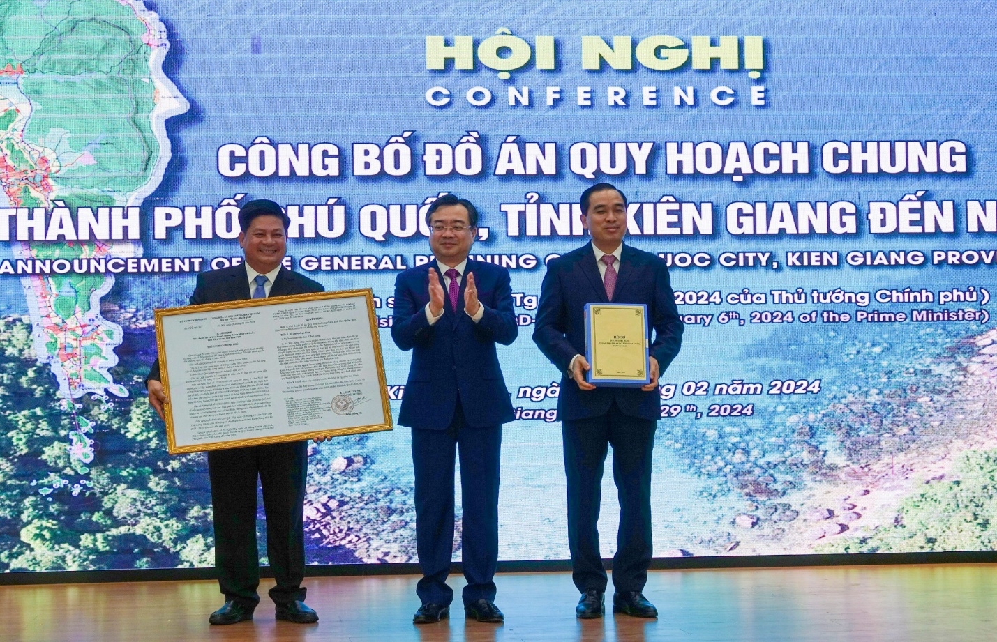 Bộ trưởng Bộ Xây dựng Nguyễn Thanh Nghị trao quyết định cho lãnh đạo thành phố Phú Quốc.