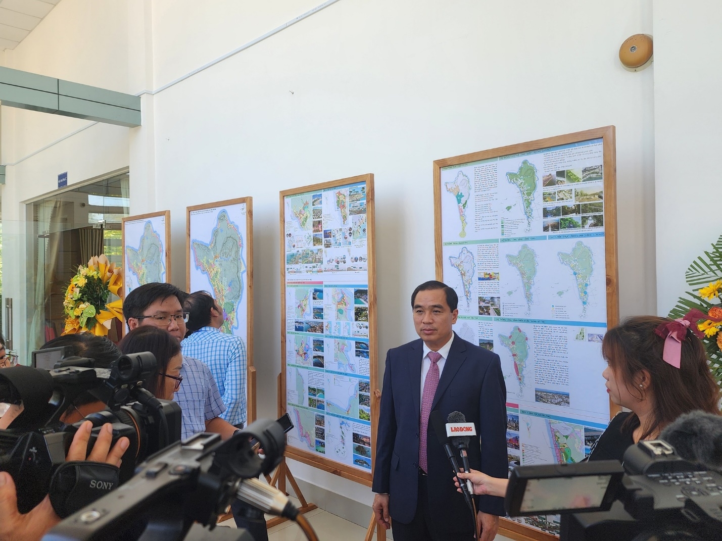 Ông Huỳnh Quang Hưng - Chủ tịch UBND thành phố Phú Quốc, trả lời phỏng vấn báo chí tại Hội nghị.