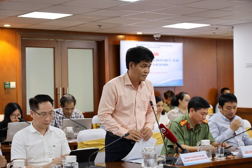 Ông Lê Văn Dũng - Phó Giám đốc Ban Quản lý dự án đầu tư xây dựng các công trình dân dụng và công nghiệp  thông tin tại họp báo