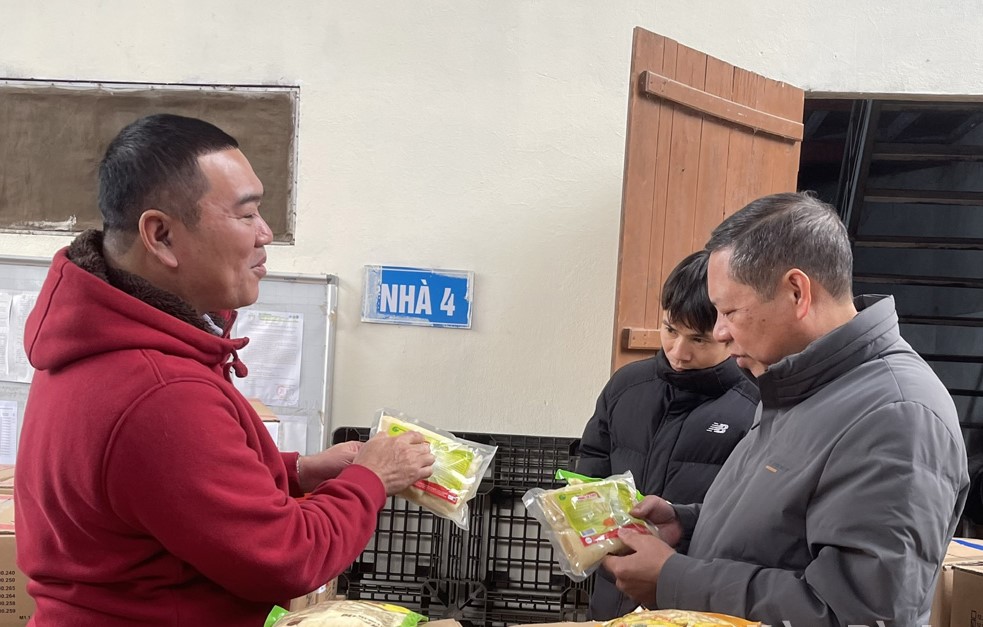 The Hoa Binh Provincial Department of Agriculture and Rural Development and a representative of the leadership of Kim Boi Joint Stock Company check the quality of the products before they are transported for export