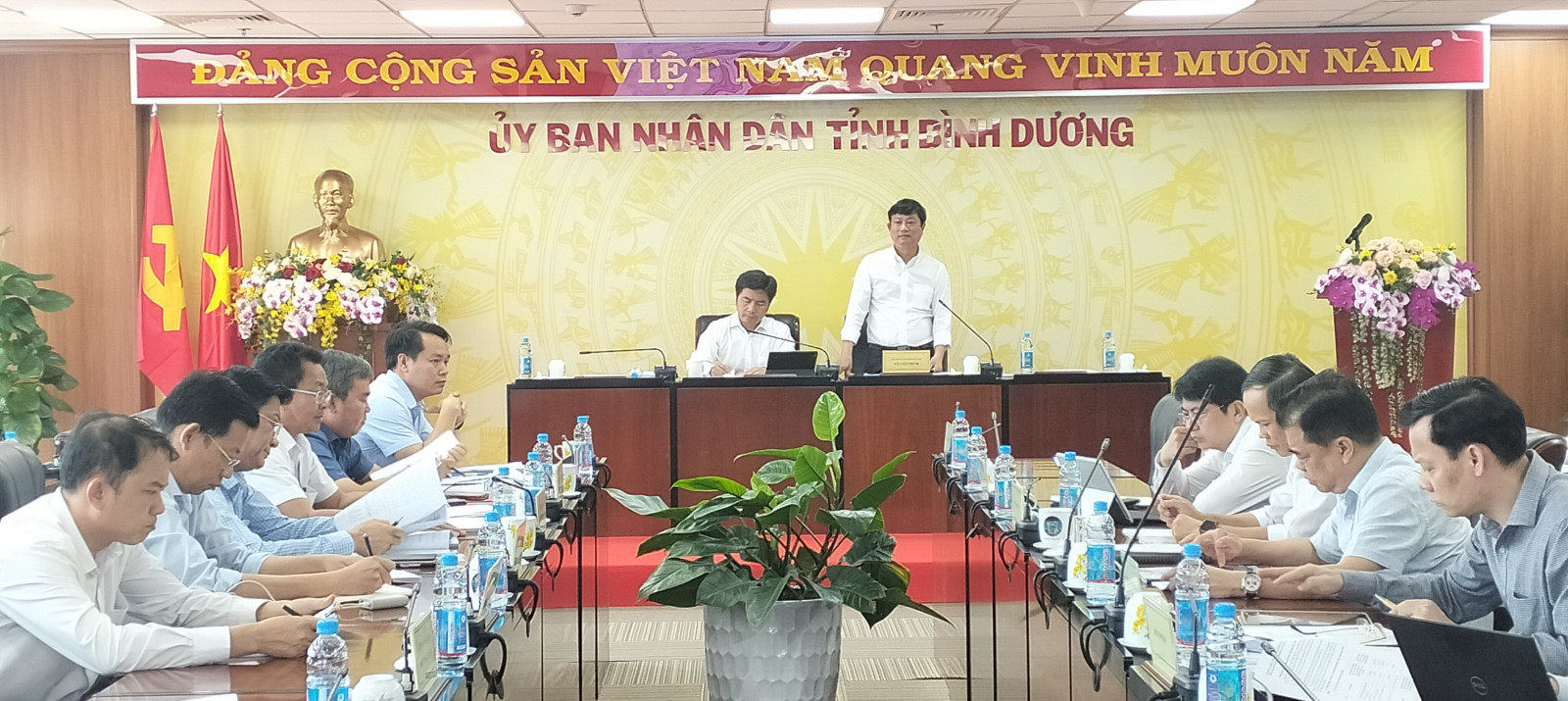 Mr Vo Van Minh, Deputy Secretary of the Provincial Party Committee and Chairman of the Binh Duong Provincial People’s Committee, chaired the meeting