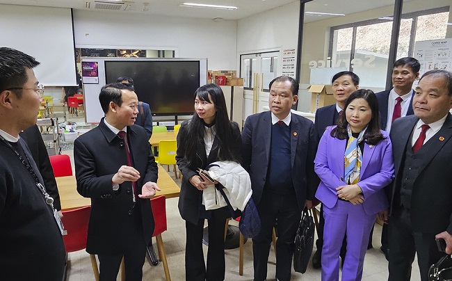 Bí thư Tỉnh ủy Đỗ Đức Duy cùng các đồng chí lãnh đạo tỉnh và đoàn công tác đã đến tham quan cơ sở vật chất của Trường Đại học Songgok là Trường Đại học Tư thục hàng đầu tại Gangwon, Hàn Quốc.