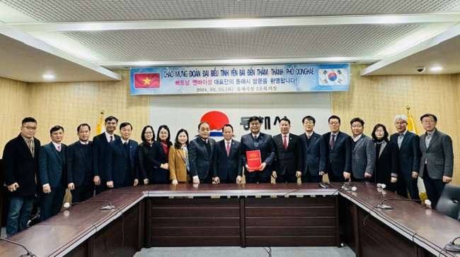 Đồng chí Trần Nhật Tân – Bí thư Huyện ủy Trấn Yên đã trao biên bản ghi nhớ hợp tác về lao động, việc làm và Biên bản ghi nhớ về hợp tác đầu tư trong lĩnh vực tơ tằm cho chính quyền thành phố Donghae.