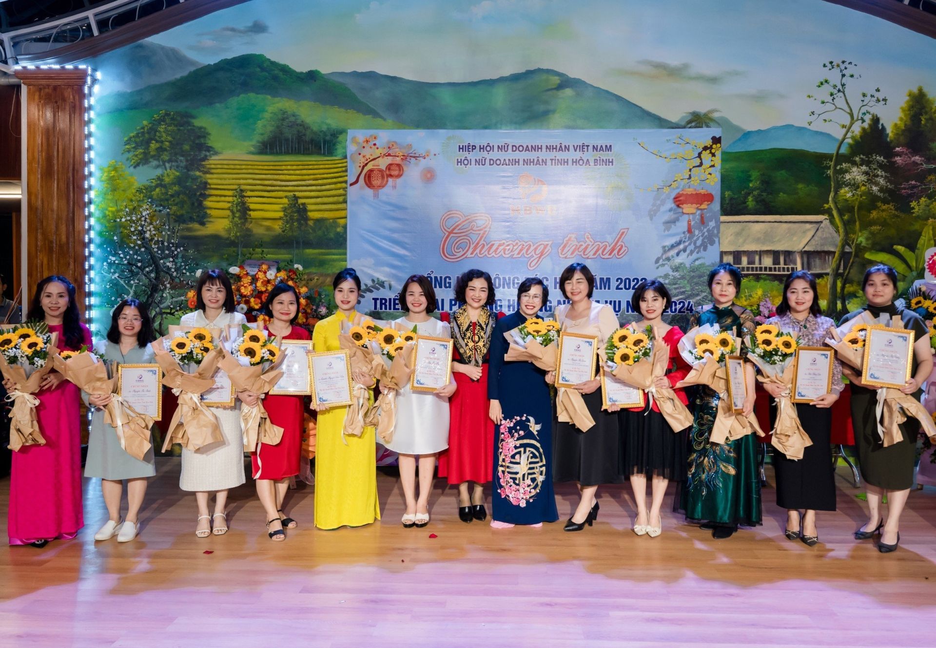 Lãnh đạo Hội Nữ doanh nhân tỉnh Hòa Bình trao quyết định công nhận 11 hội viên mới