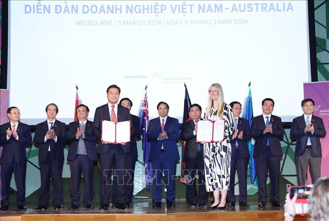 Prime Minister Pham Minh Chinh witnesses the signing ceremony of the Memorandum of Understanding between businesses of the two countries. (Photo: Duong Giang/Vietnam News Agency)