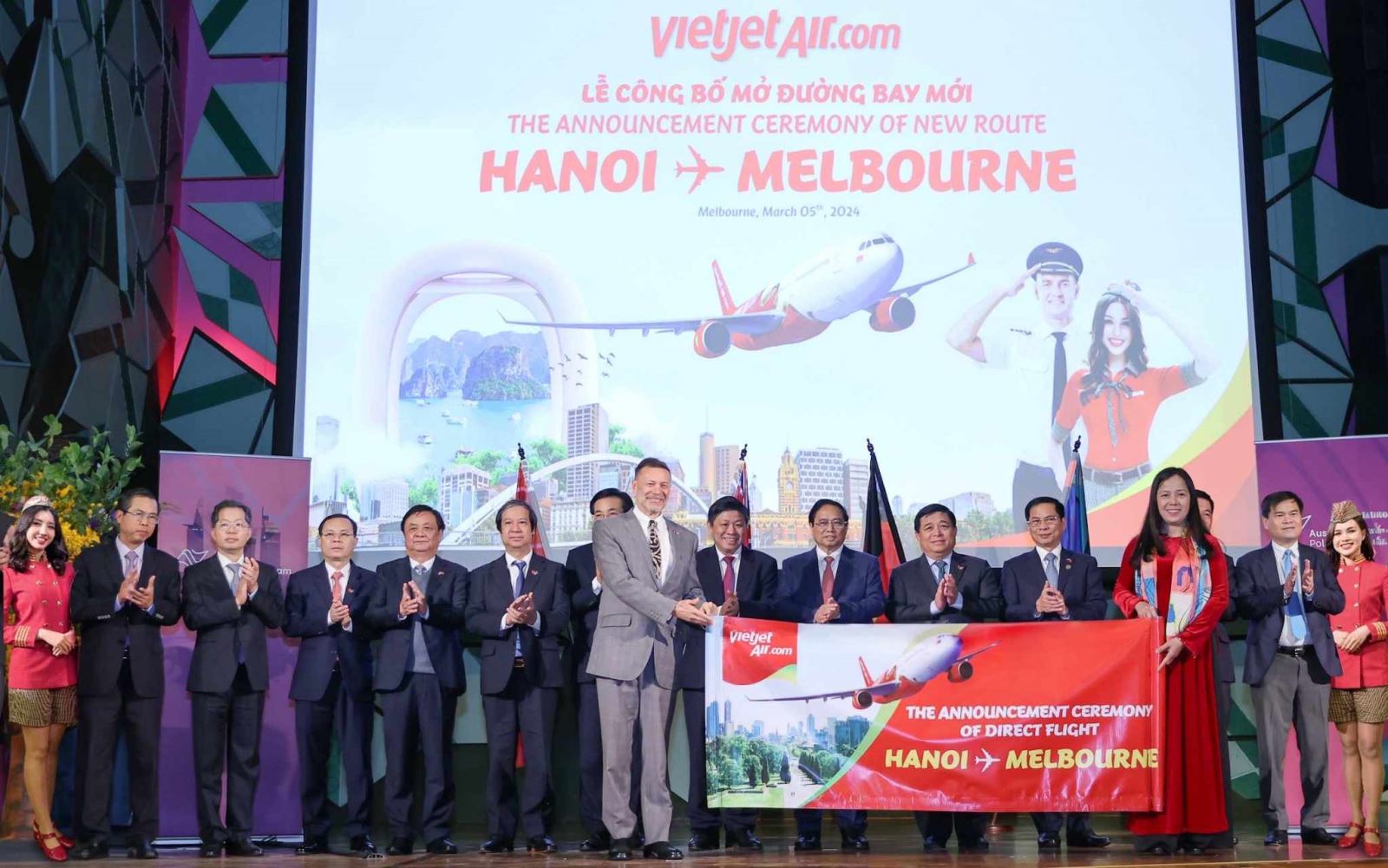 Prime Minister Pham Minh Chinh witnesses the ceremony to announce the opening of the Hanoi - Melbourne air route of Vietjet Air. (Photo: Duong Giang/Vietnam News Agency)