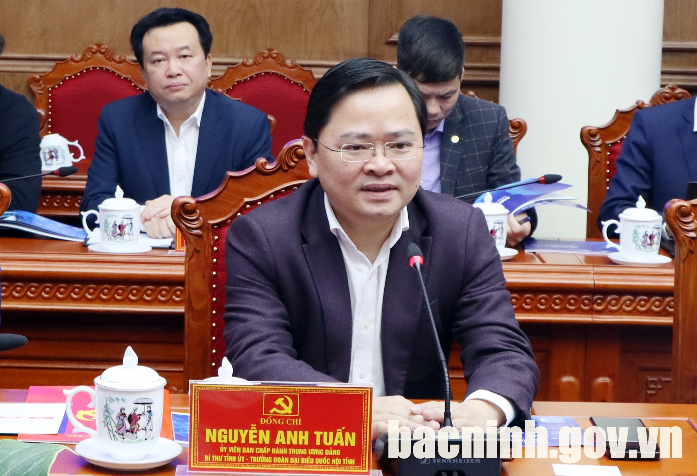 Comrade Nguyen Anh Tuan, member of the Party Central Committee and Secretary of the Provincial Party Committee at the working session