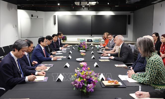 Prime Minister Pham Minh Chinh works with leaders of RMIT University and the Asia Research Institute. (Photo: Duong Giang/Vietnam News Agency)