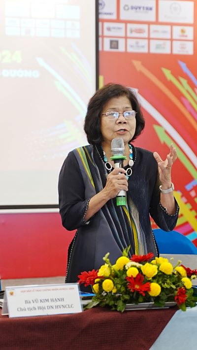 Bà Vũ Kim Hạnh, Chủ tịch Hội DN HVNCLC công bố danh sách doanh nghiệp đạt chứng nhận HVNCLC 2024.