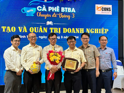 Ông Lê Như Thạch, Chủ tịch của Tập đoàn Bcons (đứng thứ 3 từ trái sang)