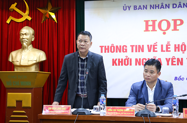 Đồng chí Thân Minh Sâm - Phó Chủ tịch UBND huyện Yên Thế thông tin tại buổi họp báo