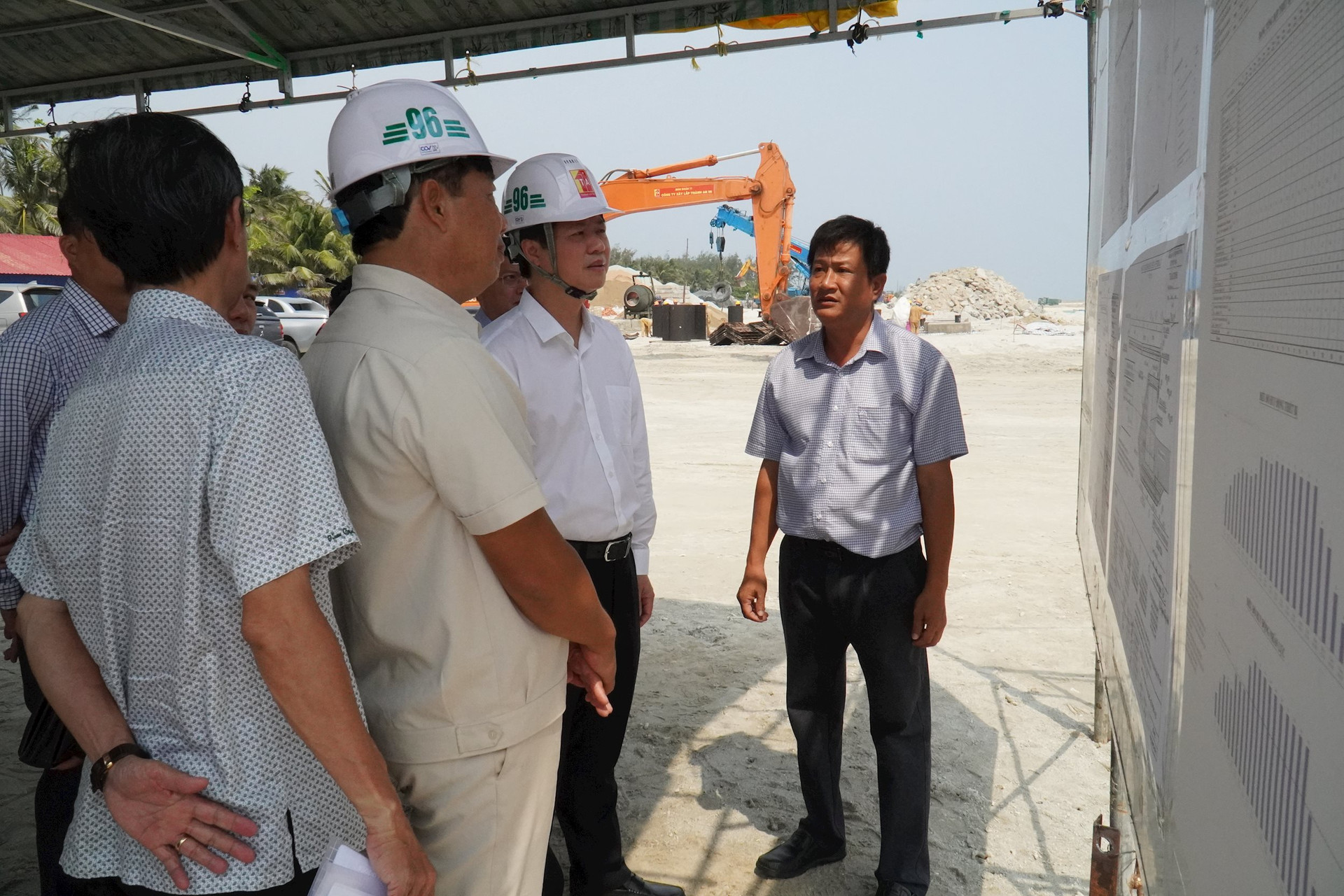 Chủ tịch UBND tỉnh thăm và kiểm tra thực địa tại công trình Khu neo đậu tránh trú bão cho tàu cá Phú Quý (giai đoạn 2)