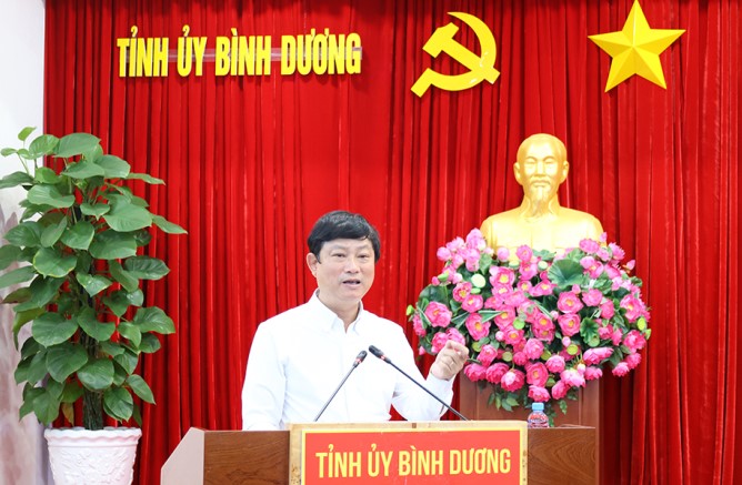 Ông Võ Văn Minh - Phó Bí thư Tỉnh ủy, Chủ tịch UBND tỉnh chủ trì hội nghị