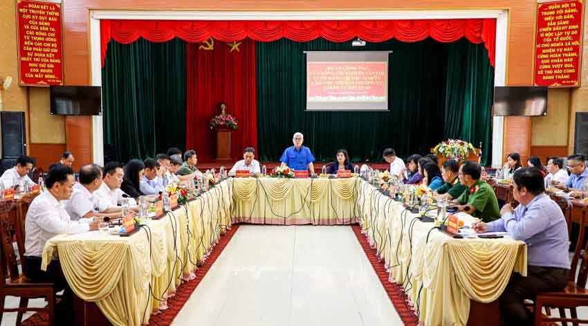 Bí thư Tỉnh ủy Nguyễn Văn Lợi phát biểu chỉ đạo tại buổi làm việc với Ban Thường vụ Thành ủy Thuận An