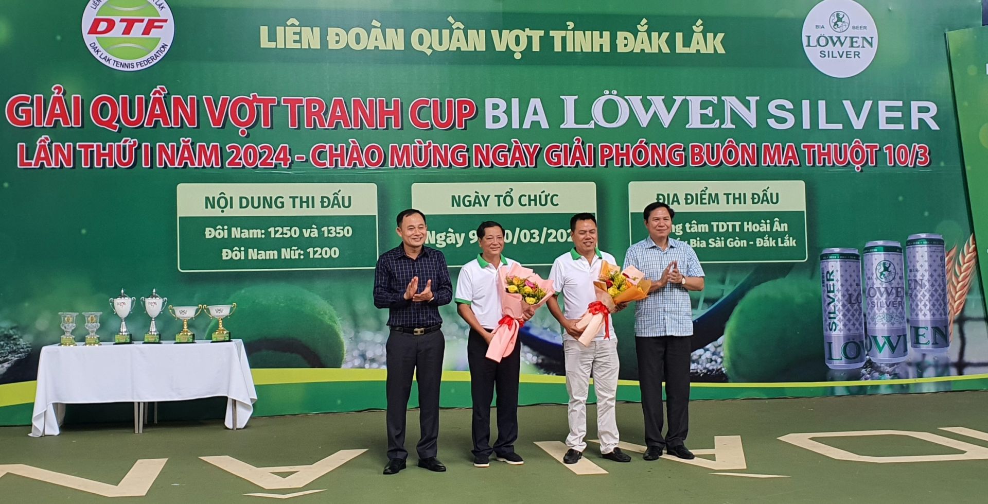 Lãnh đạo Sở Văn hóa - thể thao và Du lịch tỉnh Đắk Lắk cùng lãnh đạo UBND Tp Buôn Ma Thuột tặng hoa cho đại diện Ban tổ chức giải.