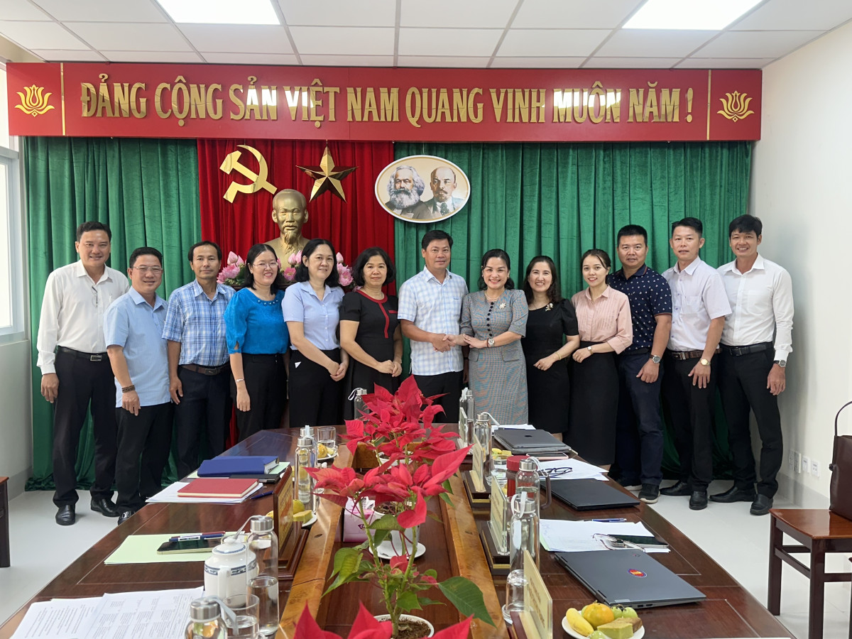 Director of the Long An Department of Industry and Trade - Huynh Van Quang Hung (7th from the left) chaired the working session with the University of Social Sciences and Humanities, Ho Chi Minh City National University to discuss solutions for building and developing the Long An lime brand