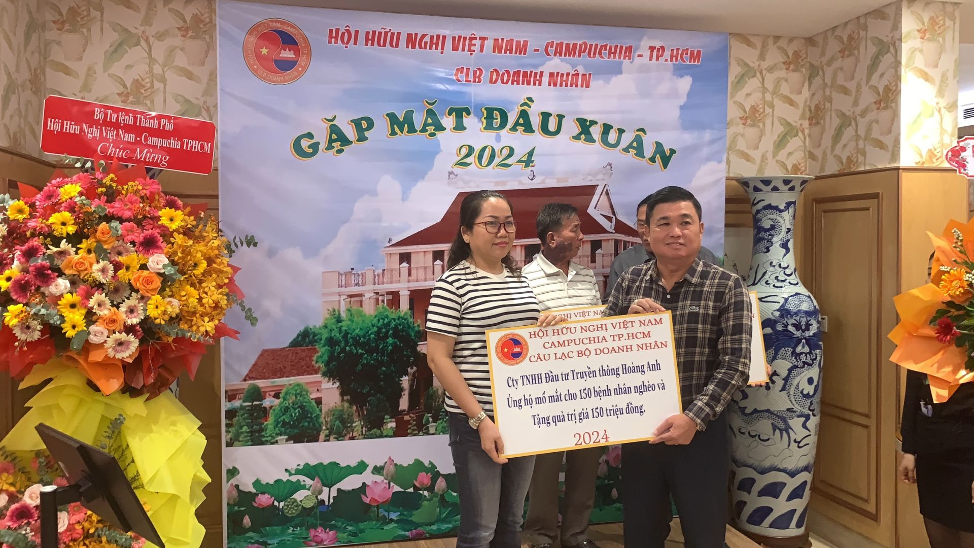 Representative of Hoang Anh Media Investment Co., Ltd. (left) contributes 150 million to support the free eye surgery programme for poor patients