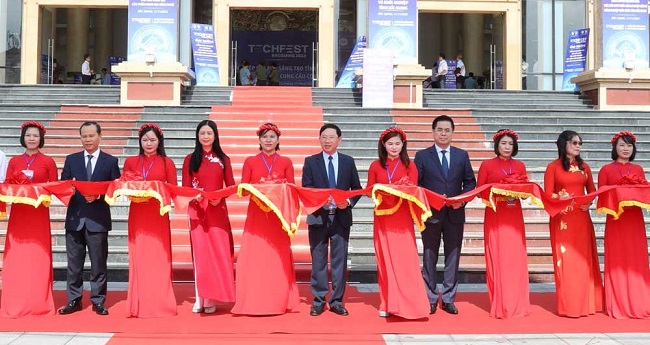 Các đồng chí lãnh đạo tỉnh Bắc Giang và Bộ KH&CN cắt băng khai trương không gian trưng bày sản phẩm khởi nghiệp đổi mới sáng tạo tại sự kiện Techfest Bắc Giang 2023.