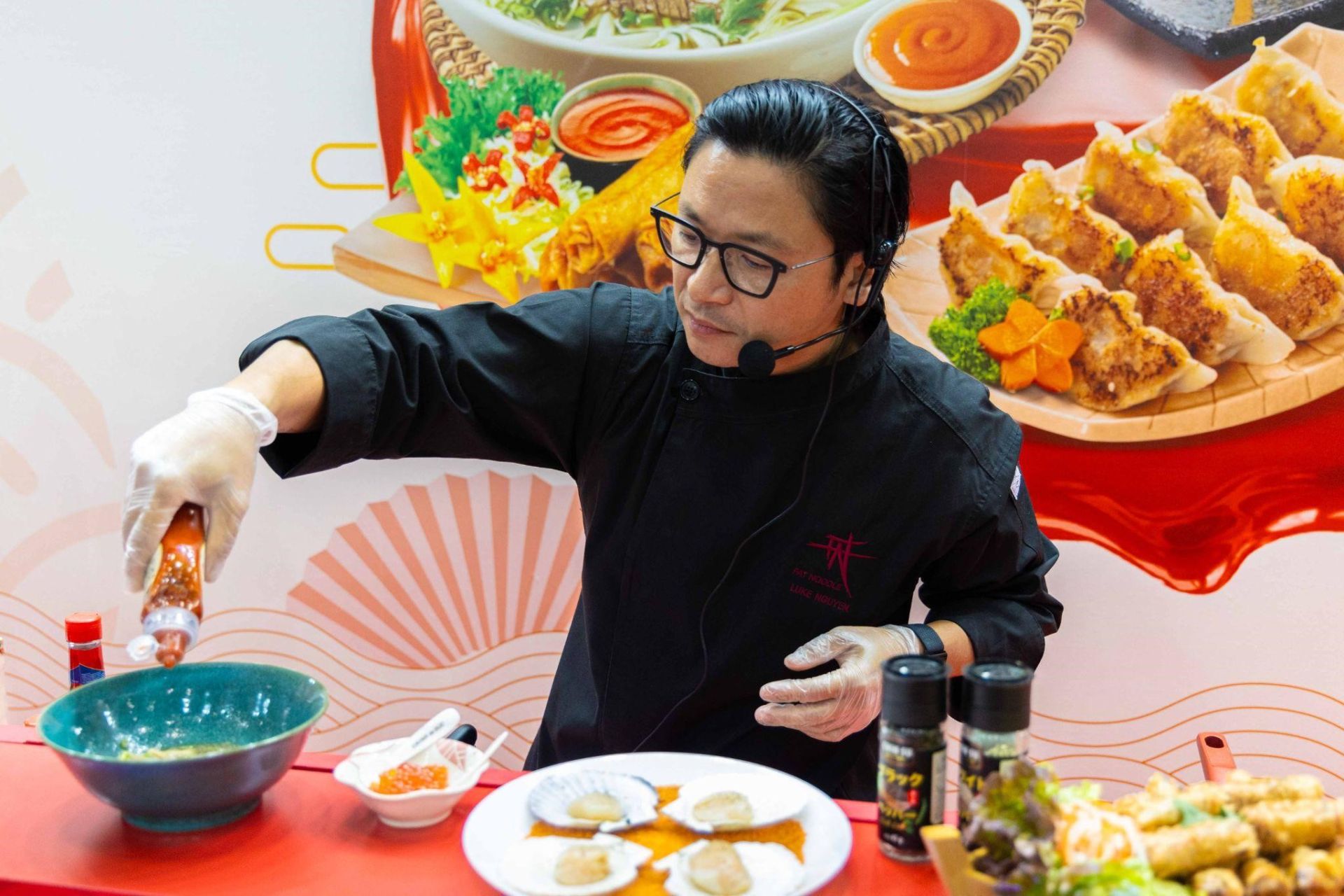 Tương ớt Sriracha được siêu đầu bếp Luke Nguyễn sử dụng để gia tăng hương vị cho nhiều món ăn tại Foodex Nhật Bản 2024.