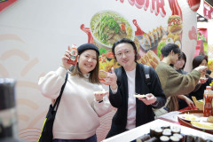 Xếp hàng đợi thưởng thức đặc sản Việt cùng tương ớt Chin-su Sriracha tại Foodex Nhật Bản 2024