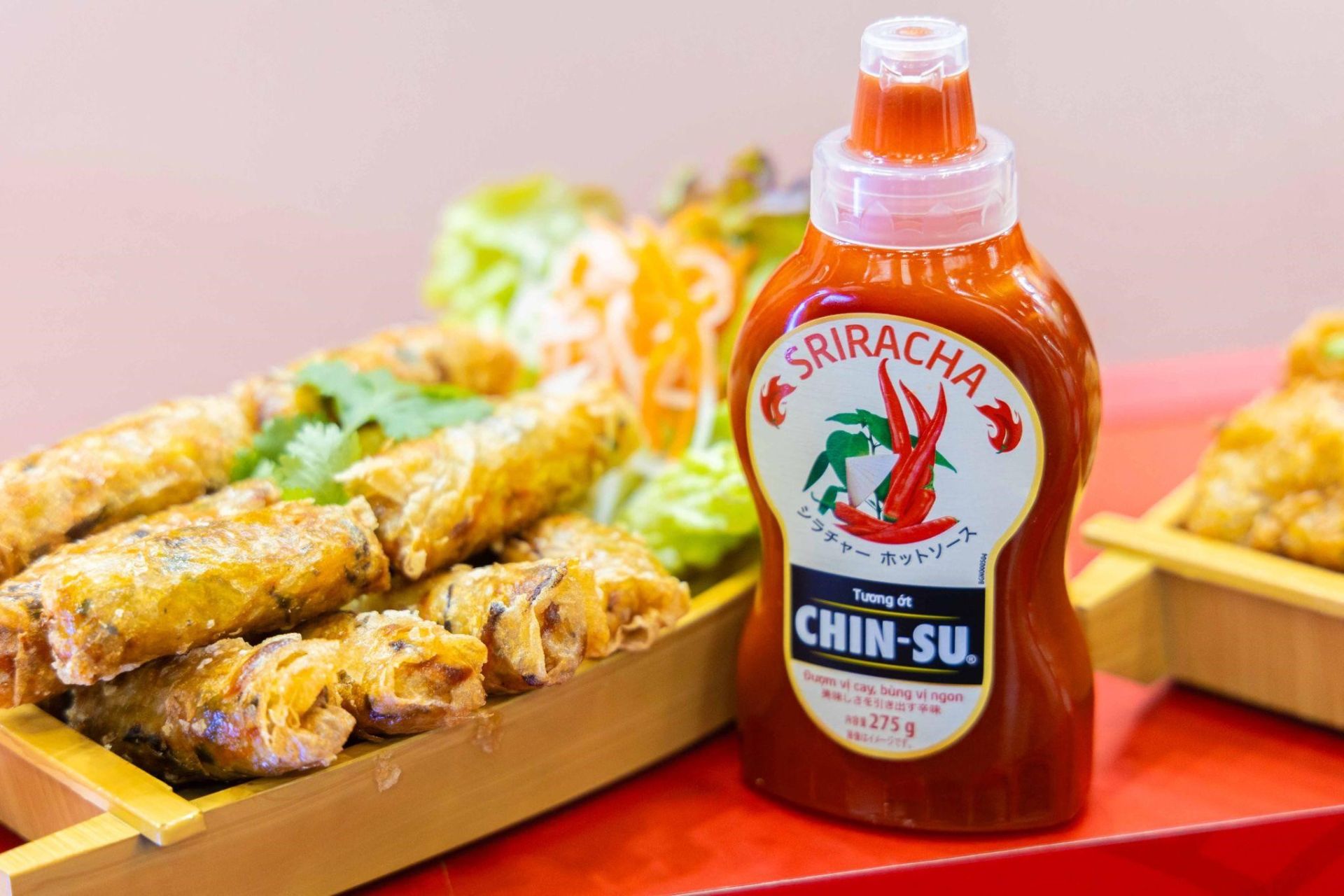 Với vị cay độc đáo, tương ớt Sriracha thực sự tỏa sáng tại Foodex Japan 2024 bên cạnh phở bò, chả giò và nhiều đặc sản Việt Nam.
