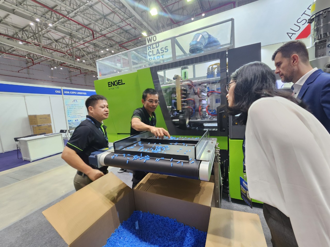 Các doanh nghiệp Việt Nam đi tìm hiểu các công nghệ mới tại triển lãm