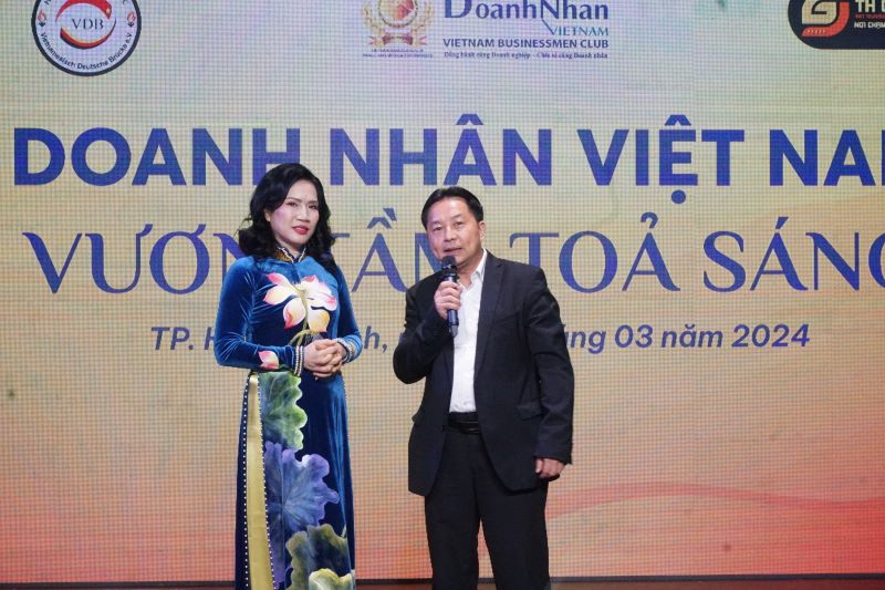 Giao lưu cùng ông Nguyễn Sơn Thu, Chủ tịch Hội nhịp cầu Việt - Đức (Vietnamesisch-Deutsche Brücke e.V. tại Berlin)