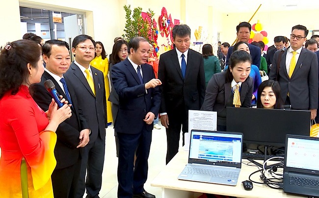 Các đồng chí lãnh đạo tỉnh Yên Bái tham quan mô hình chuyển đổi số của Bưu Điện điện tỉnh Yên Bái