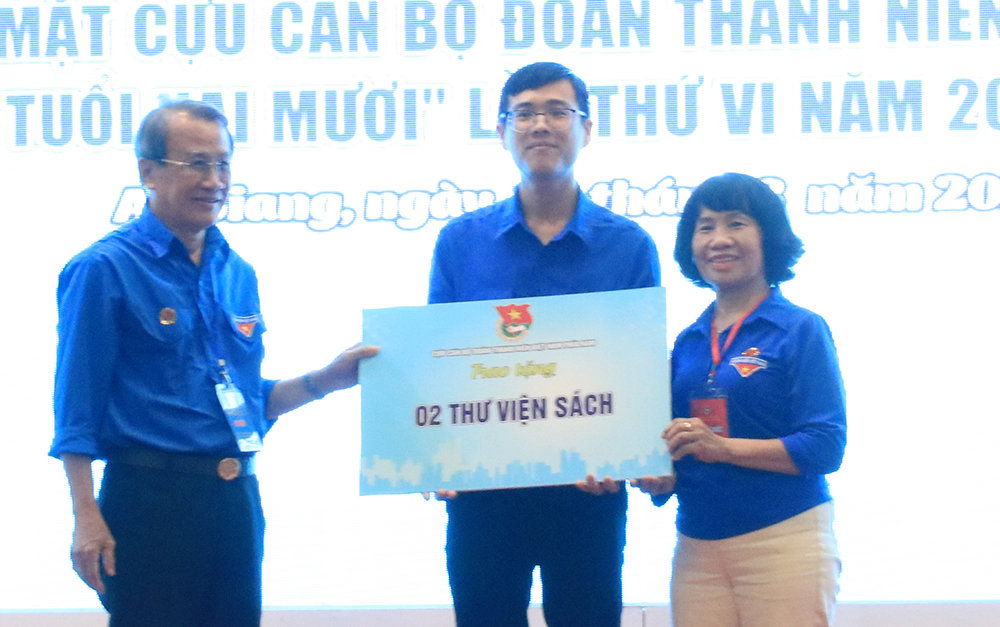 Ban Liên lạc Cựu cán bộ Đoàn Thanh niên Việt Nam phía Nam vận động, trao tặng 15 suất học bổng cho thiếu nhi vượt khó học tốt (trị giá 15 triệu đồng); 2 thư viện sách; đóng góp Quỹ Hỗ trợ thanh niên yếu thế (10 triệu đồng); tặng 10 phần quà cho cựu cán bộ Đoàn có hoàn cảnh khó khăn (20 triệu đồng).