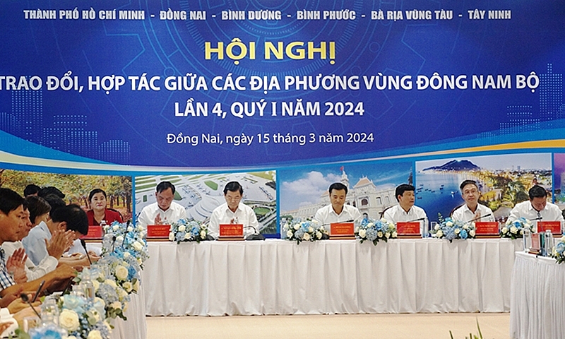 Bà Trần Tuệ Hiền, Phó Bí thư Tỉnh ủy, Chủ tịch UBND tỉnh (đầu tên từ trái sang)